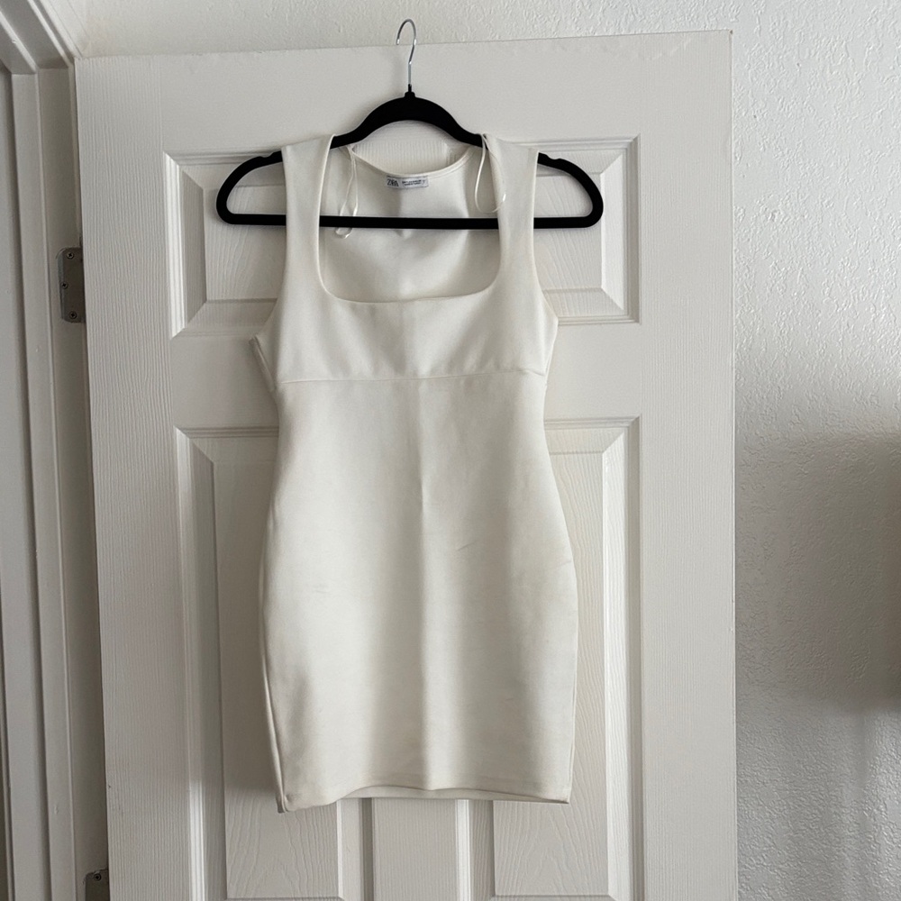Elegant White Sleeveless Dress